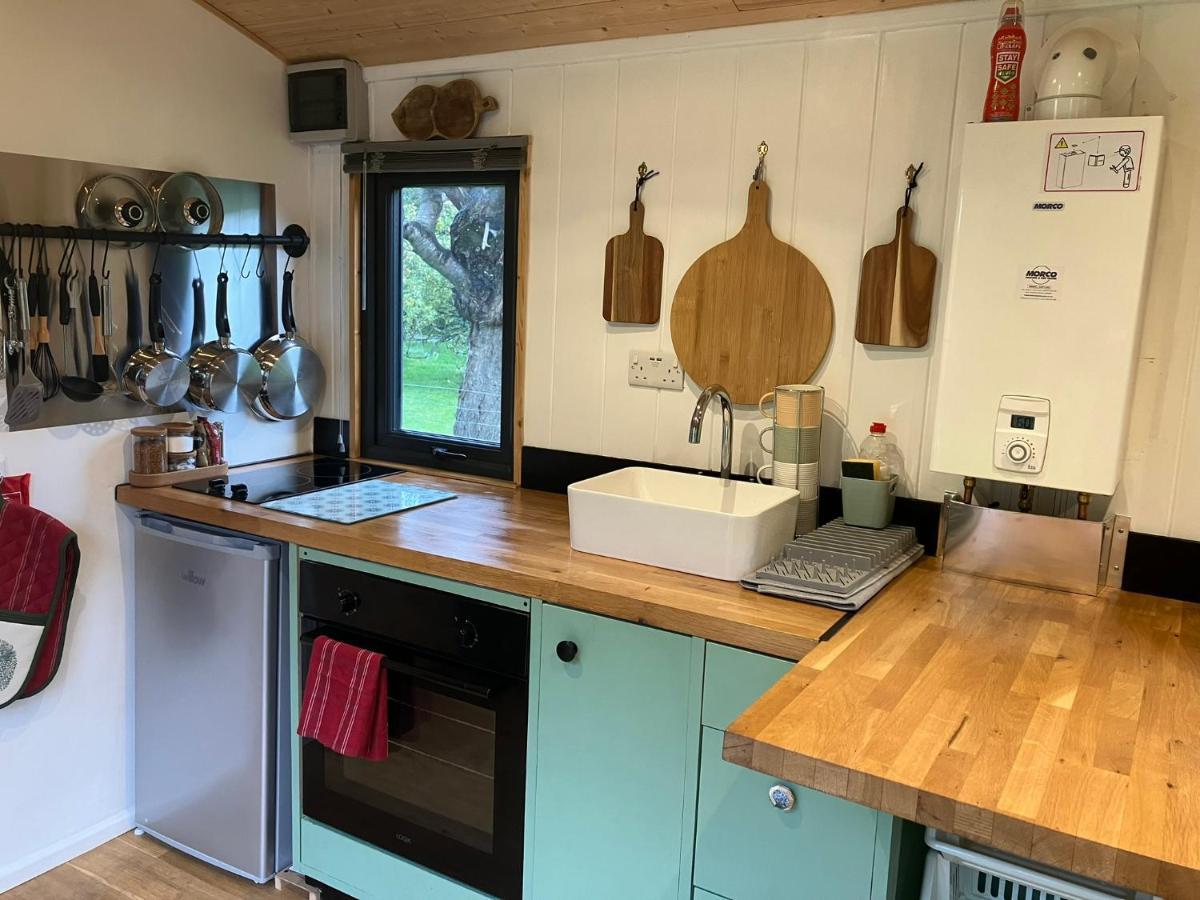 1 Bed Converted Railway Wagon Near Крикгауел Екстер'єр фото